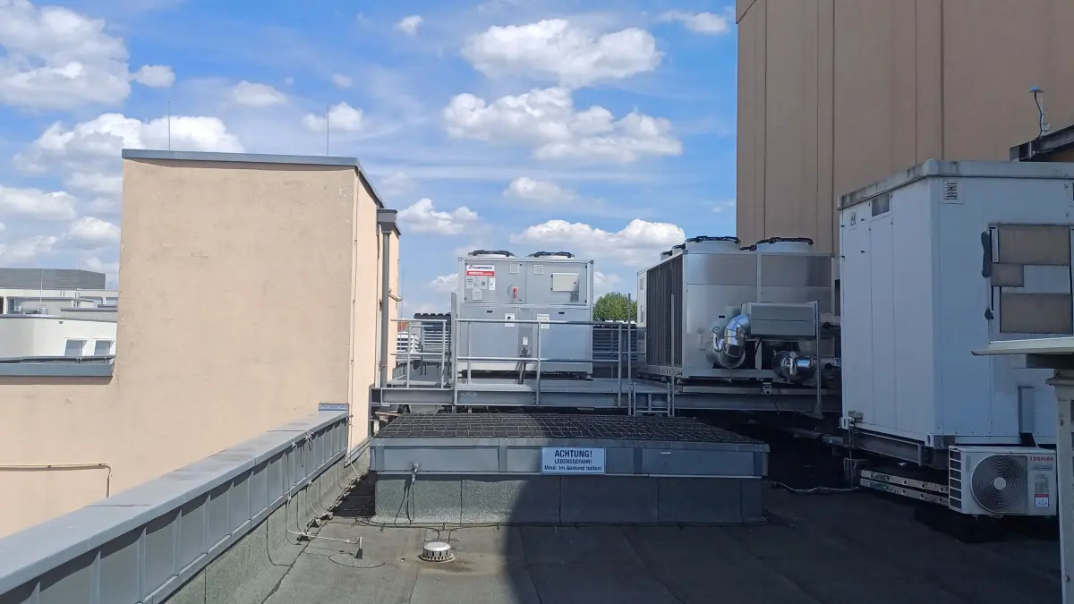 Die beiden neuen Wärmepumpen auf dem Dach des Friedrichstadt-Palastes in Berlin wirken unspektakulär. Doch in Verbindung mit der Latentwärmespeicher und der Photovoltaik ist die Anlage in ihrer Größe in der Kulturlandschaft der Hauptstadt bisher einzigartig.