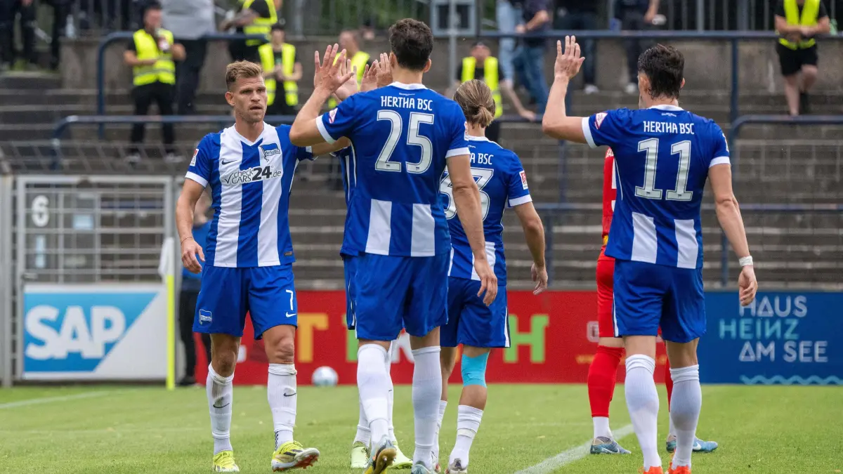 Testspiel Babelsberg 03 - Hertha BSC 2024/25: Fussball, Herren, Saison 2024/2025, Testspiel, SV Babelsberg 03 - Hertha BSC, v. l. Florian Niederlechner (Hertha BSC), Haris Tabakovic (Hertha BSC), Fabian Reese (Hertha BSC), Jubel nach Tor zum 1:0, 10.07. 2024, Foto: Matthias Koch