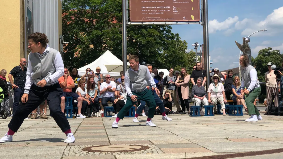 Festival vor dem Friedrich-Wolf-Theater im Juli 2023