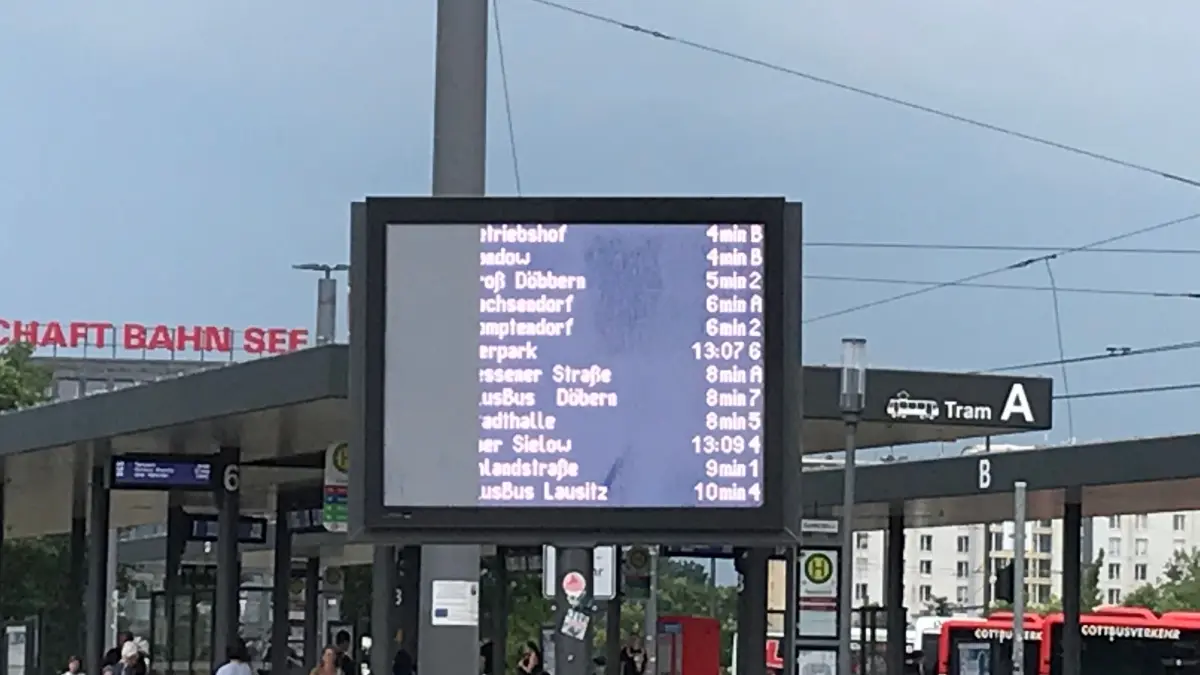 Bei unklarer Informationslage am Bahnhof Cottbus ist auch die Anzeigetafel mit Informationen zum Busverkehr nicht ganz leicht zu lesen.