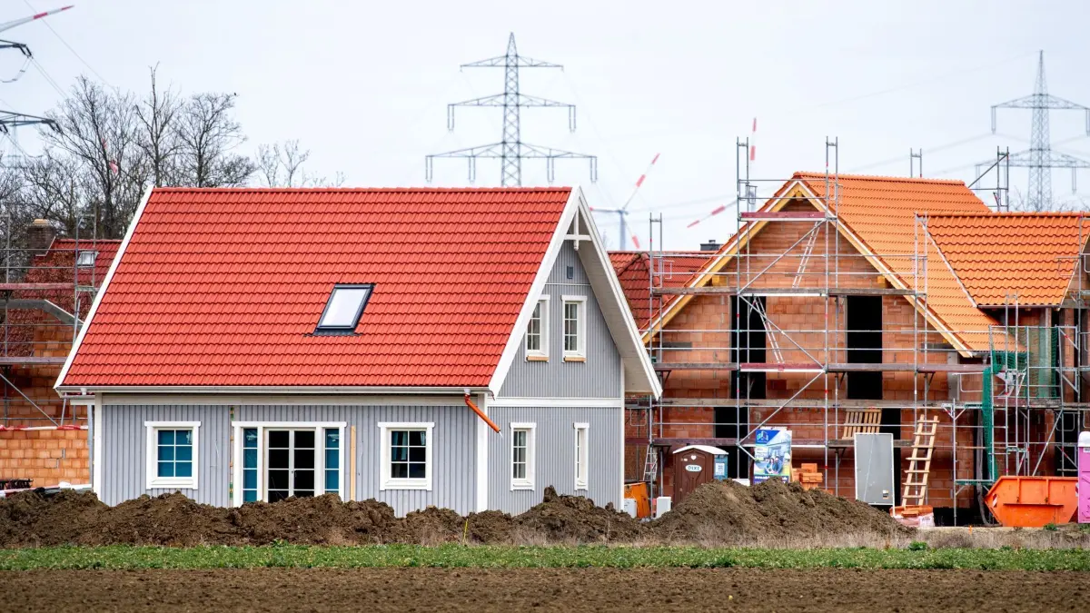Einfamilienhäuser in einem Neubaugebiet: ARCHIV - 07.03.2021, Niedersachsen, Sehnde: Mehrere im Bau befindliche Einfamilienhäuser stehen in einem Neubaugebiet im Ortsteil Haimar. (zu dpa: «Ein halbes Jahr vor der Reform: Wird die Grundsteuer höher ausfallen?») Foto: Hauke-Christian Dittrich/dpa +++ dpa-Bildfunk +++