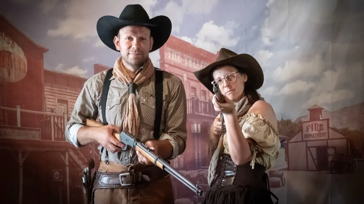 Eldorado Templin: Mand yund Tara vom Photostudio haben wieder ganze Arbeit geleistet und das Besucherpaar stilecht in Westernhelden verwandelt.