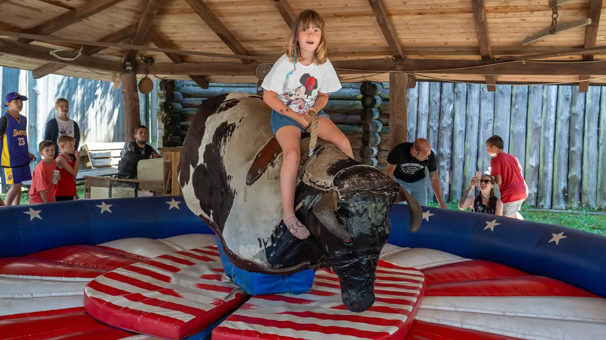 Eldorado Templin: Die siebenjährige Lotta aus Weimar versucht sich beim Bullenreiten. Urlaub in der Westernstadt findet sie cool.