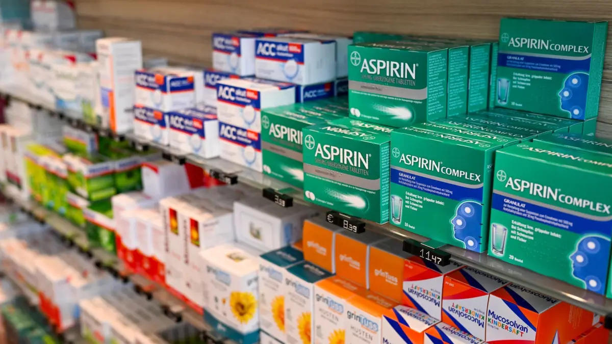 Apotheke: PRODUKTION - 11.07.2024, Berlin: Medikamente werden in der Achat Apotheke in Mitte angeboten. (zu dpa: «Weniger Apotheken für mehr Menschen») Foto: Jens Kalaene/dpa +++ dpa-Bildfunk +++