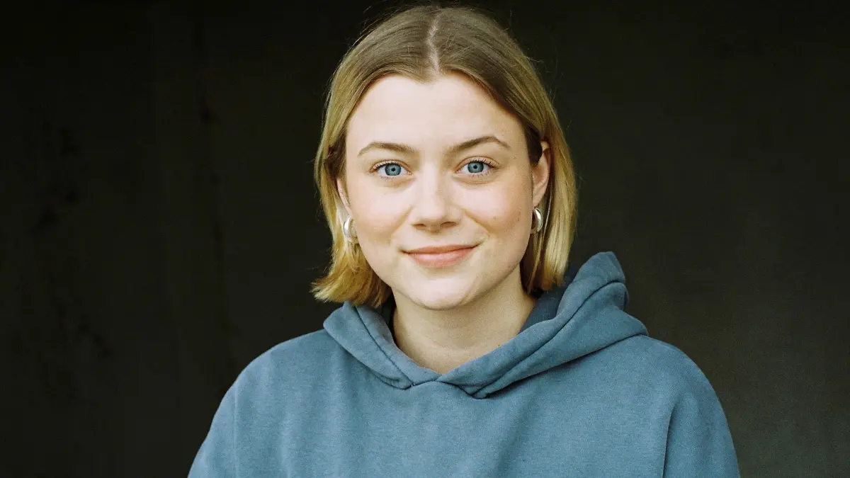 „OKF - Ortskontrollfahrt“: Host des Podcasts "OKF - Ortskontrollfahrt" von Fritz vom rbb und dpa: Lilly Blaudszun ist in Ludwigslust in Mecklenburg-Vorpommern aufgewachsen, hat in Frankfurt (Oder) Jura studiert und lebt heute in Berlin. Die 23-Jährige wurde von ZEIT-Campus zu den 100 wichtigsten Ostdeutschen ernannt. Bekannt wurde sie als Polit-Influencerin, bis heute setzt sich Blaudszun auf Social Media für den Osten ein. / Weiterer Text über ots und www.presseportal.de/nr/8218 / Die Verwendung dieses Bildes für redaktionelle Zwecke ist unter Beachtung aller mitgeteilten Nutzungsbedingungen zulässig und dann auch honorarfrei. Veröffentlichung ausschließlich mit Bildrechte-Hinweis. Foto: Katharina Behling/rbb/obs