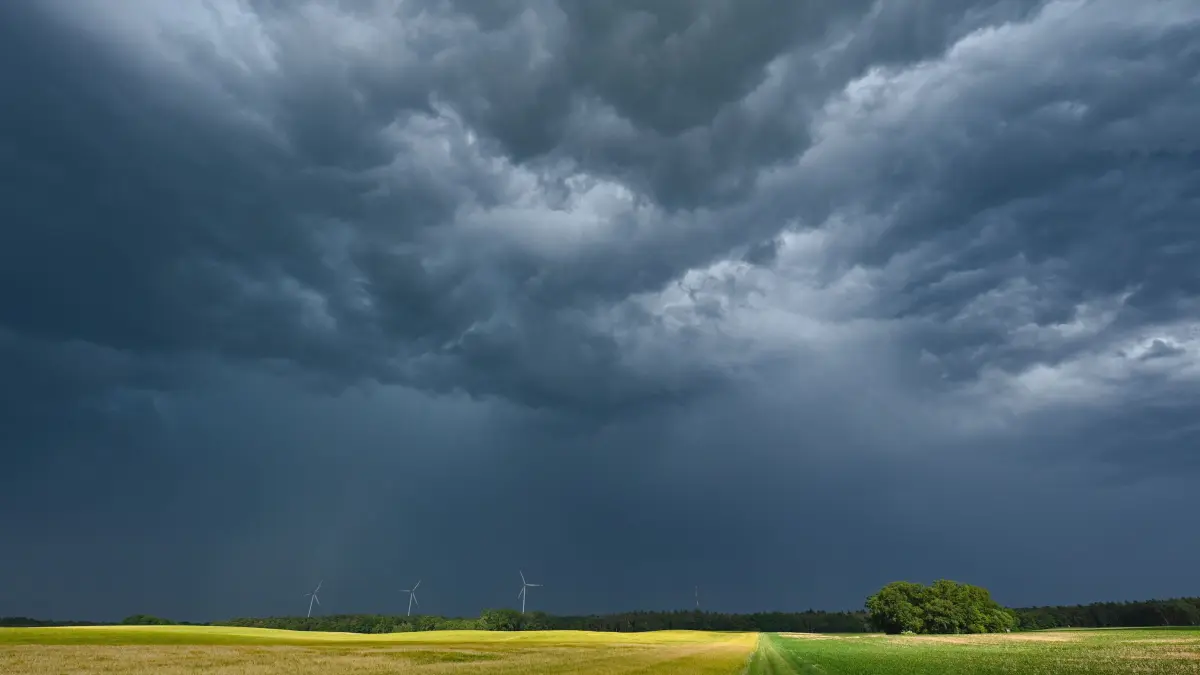Eine Gewitterzelle mit dunklen Wolken zieht über die Landschaft im Landkreis Märkisch-Oderland in Ostbrandenburg. In der Nacht zu Dienstag bleibt es ungemütlich in der Region. Die Meteorologen erwarten weiterhin noch Gewitter und Starkregen. +++ dpa-Bildfunk +++