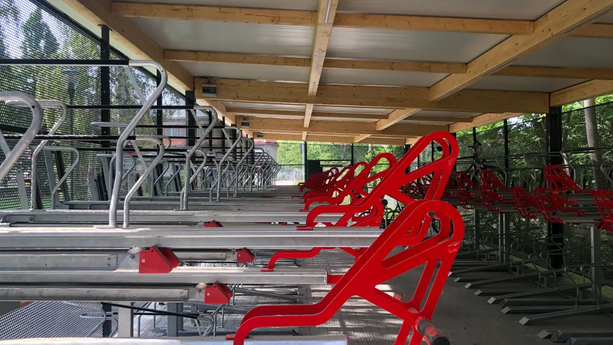 Gähnende Leere im Fahrrad-Käfig am S-Bahnhof Hohen Neuendorf: Die sichere, und deshalb kostenpflichtige Abstellanlage wird kaum genutzt. Das soll sich nun ändern.