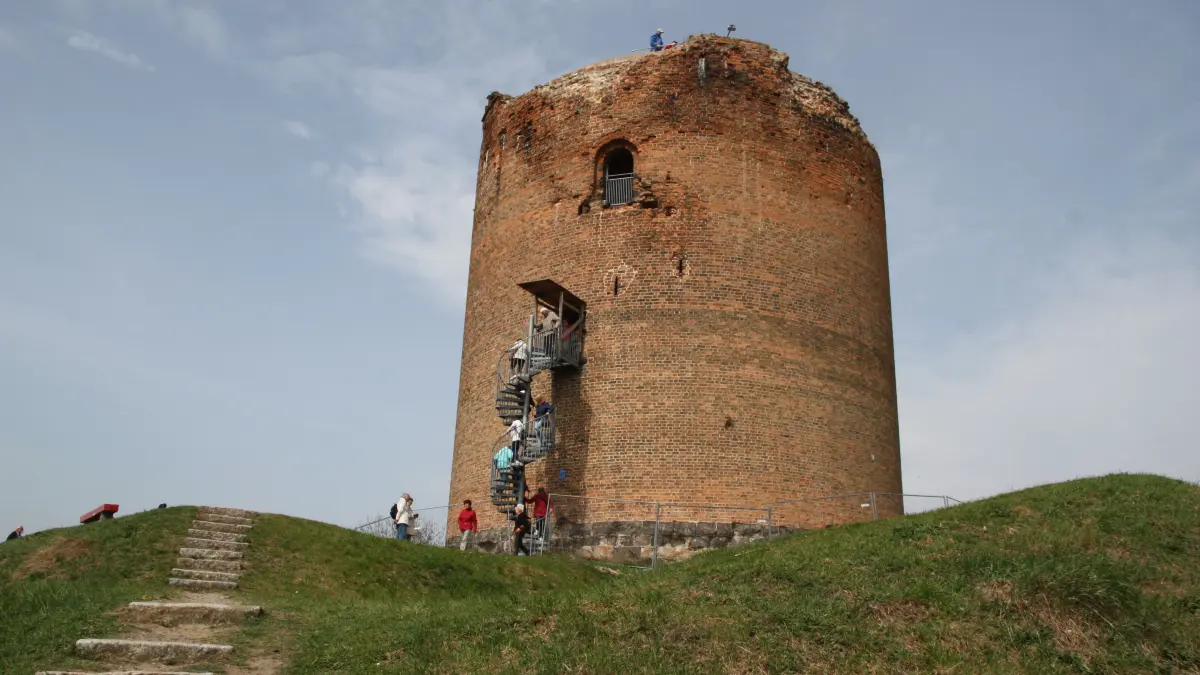 Der Grützpott in Stolpe bei Angermünde ist ein legendärer Burgturm aus dem frühen Mittelalter. Die Raubritterburg ist heute ein touristischer Anziehungspunkt mit Aussichtsplattform, Ausstellung und Führungen.