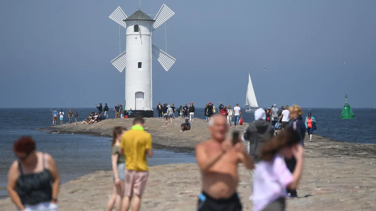 Touristen besuchen die Mole von Swinoujscie (Swinemünde) auf der polnischen Seite der Insel Usedom. Nach knapp drei Monaten hat Polen seine Grenzen zu allen EU-Nachbarländern in der Nacht zum Samstag wieder geöffnet. +++ dpa-Bildfunk +++