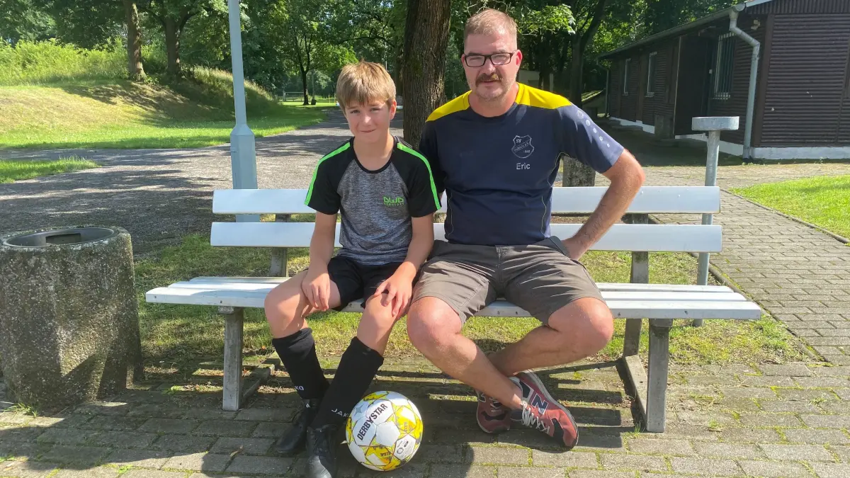 Will in den höherklassigen Fußball: der zehnjährige Felix Splittgerber (links). Sein Vater Eric (rechts), einst Kreisligaspieler beim SV Wellmitz, will ihn auf dem Weg dahin unterstützen.