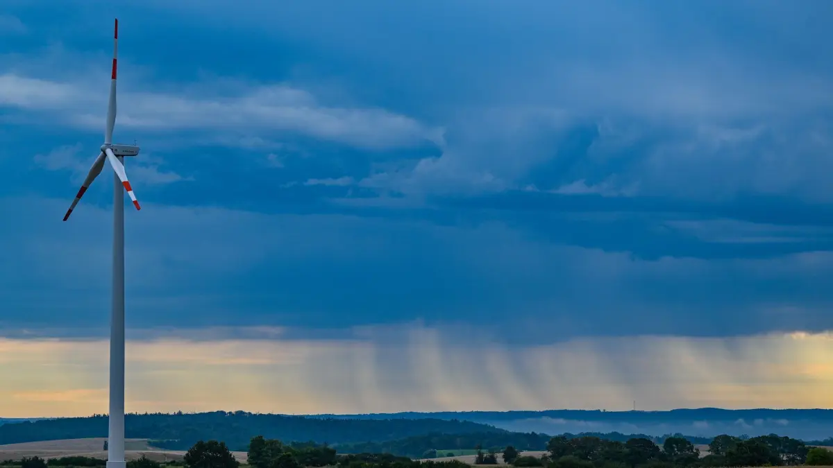 Wechselhaftes Wetter in Brandenburg: 14.07.2024, Brandenburg, Parstein: Ein Regengebiet zieht über die Landschaft im Landkreis Barnim im nordöstlichen Brandenburg. Deutlich ist der Niederschlag zu erkennen, wie dieser aus den dunklen Wolken fällt. Foto: Patrick Pleul/dpa/ZB - Honorarfrei nur für Bezieher des Dienstes ZB-Funkregio Ost +++ ZB-FUNKREGIO OST +++