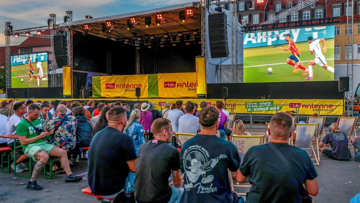 Public Viewing zum EM-Finale auf dem Brunnenplatz in Frankfurt (Oder)