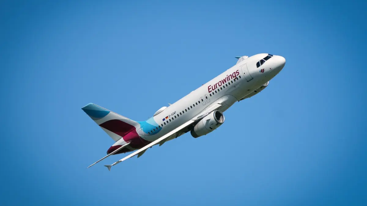 Abflug vom Berliner Flughafen BER: ARCHIV - 13.05.2024, Brandenburg, Schönefeld: Ein Airbus A319 (Registrierung D-AGWF) der Fluggesellschaft Eurowings fliegt vom Flughafen Berlin Brandenburg (BER) kommend nahe Waltersdorf nach dem Start die sogenannte Hoffmannkurve. Mit dem Flugmanöver nach rechts vermeidet der Pilot das Überfliegen dicht bewohnter Gebiete. (zu dpa: «Eurowings-Flugzeug muss Sicherheitslandung in Berlin machen») Foto: Soeren Stache/dpa +++ dpa-Bildfunk +++