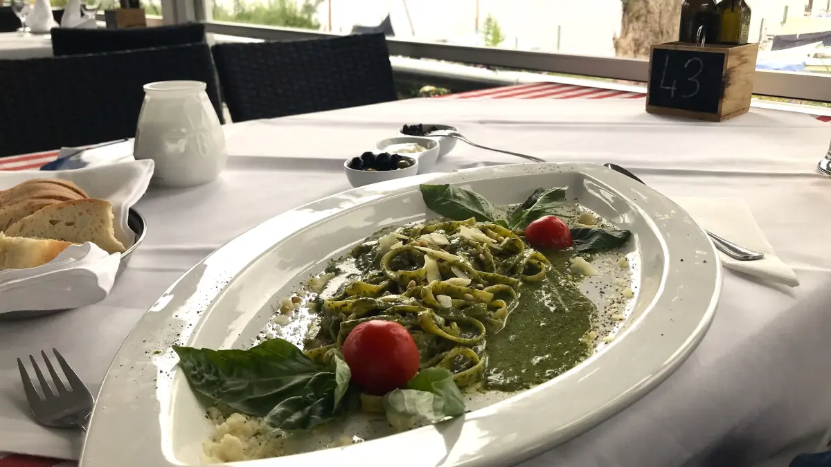 Das geht auch bei schlechtem Wetter das Hafenrestaurant Da Peppe in Berlin-Spandau hat einen Wintergarten, von dem aus die Gäste durch die großen Fenster auf die Havel schauen.