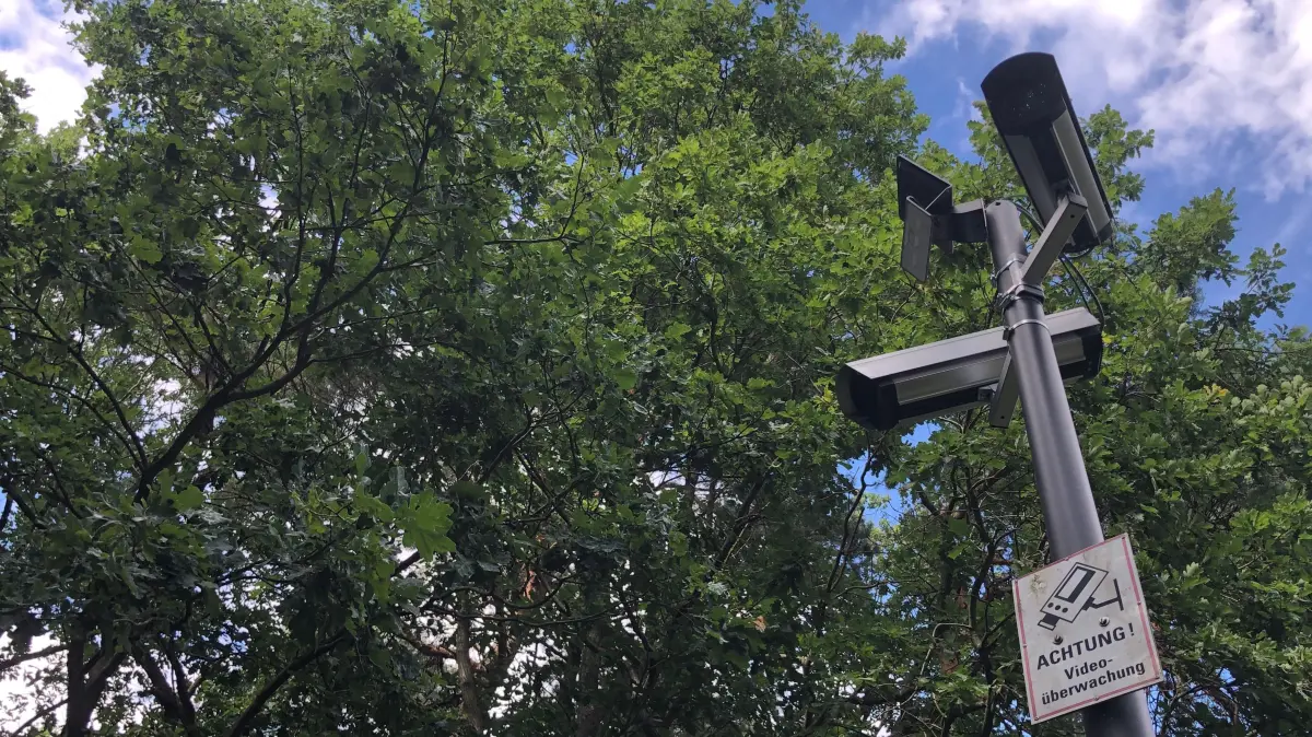 Kameras am Waldrand in Brandenburg sollen künftig Kriminelle, die illegal Müll im Wald abladen, abschrecken oder filmen. Die Berliner Wasserbetriebe arbeiten an einer Zufahrt zum Wasserwerk Stolpe bereits mit der Videoüberwachung.