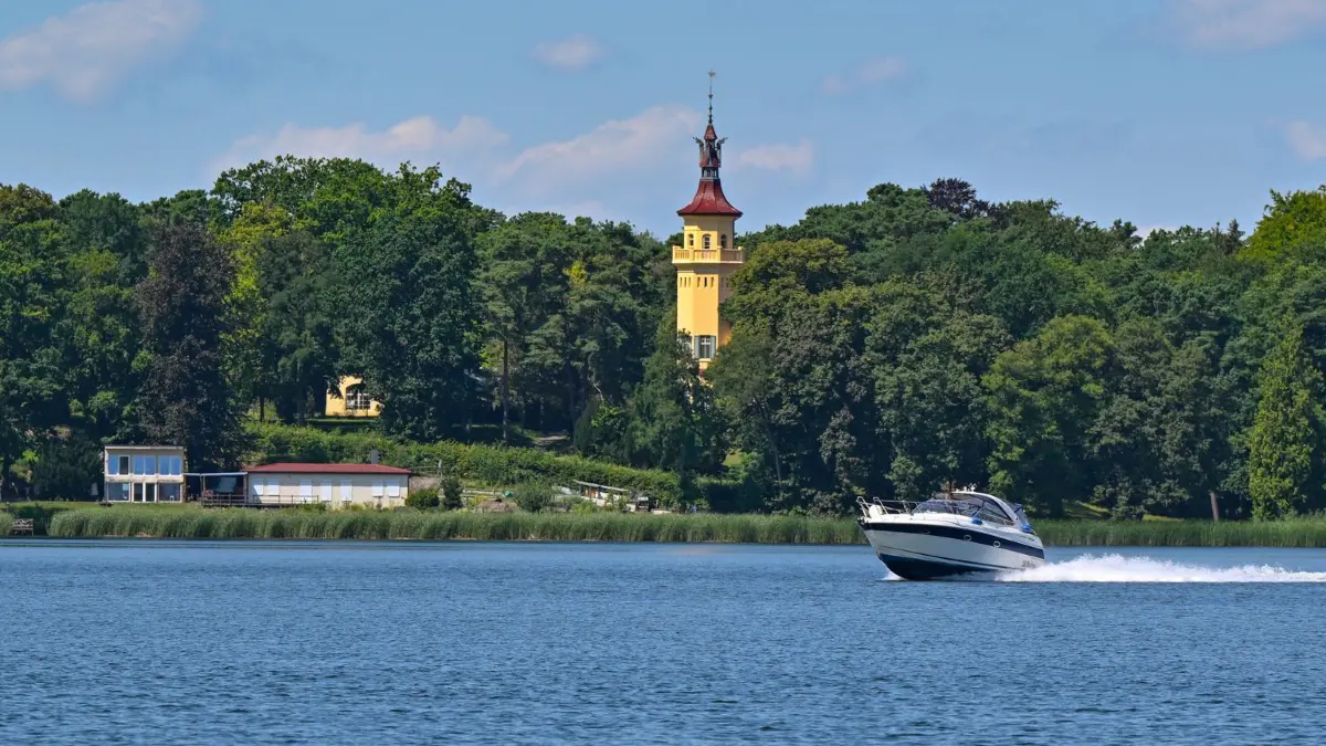 Sommer in Brandenburg: 15.07.2024, Brandenburg, Dahmsdorf: Ein Motorboot ist auf dem Großen Storkower See unterwegs. Der Große Storkower See liegt im Saarower Hügelland im Landkreis Oder-Spree, südöstlich von Berlin, Die abfließenden Schmelzwasser der letzten Eiszeit bildeten das langgestreckte Becken das Sees. An der Südspitze besteht eine Verbindung zum Scharmützelsee, der Kanal wurde Mitte des 18. Jahrhunderts angelegt. Foto: Patrick Pleul/dpa/ZB - Honorarfrei nur für Bezieher des Dienstes ZB-Funkregio Ost +++ ZB-FUNKREGIO OST +++