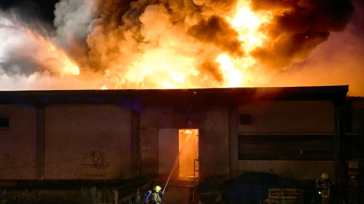 Großbrand in Berliner Bäckerei - keine Verletzten: 15.07.2024, Berlin: Einsatzkräfte der Feuerwehr löschen einen Brand in einer Bäckerei. In einer Bäckerei im Berliner Bezirk Tempelhof ist ein Feuer ausgebrochen. Der Brand sei in den frühen Morgenstunden bemerkt worden, als die Halle bereits in Betrieb war, teilte ein Sprecher der Berliner Feuerwehr mit. Demnach konnten sich alle anwesenden neun Mitarbeiter rechtzeitig und unverletzt in Sicherheit bringen. Foto: Michael Ukas/dpa +++ dpa-Bildfunk +++