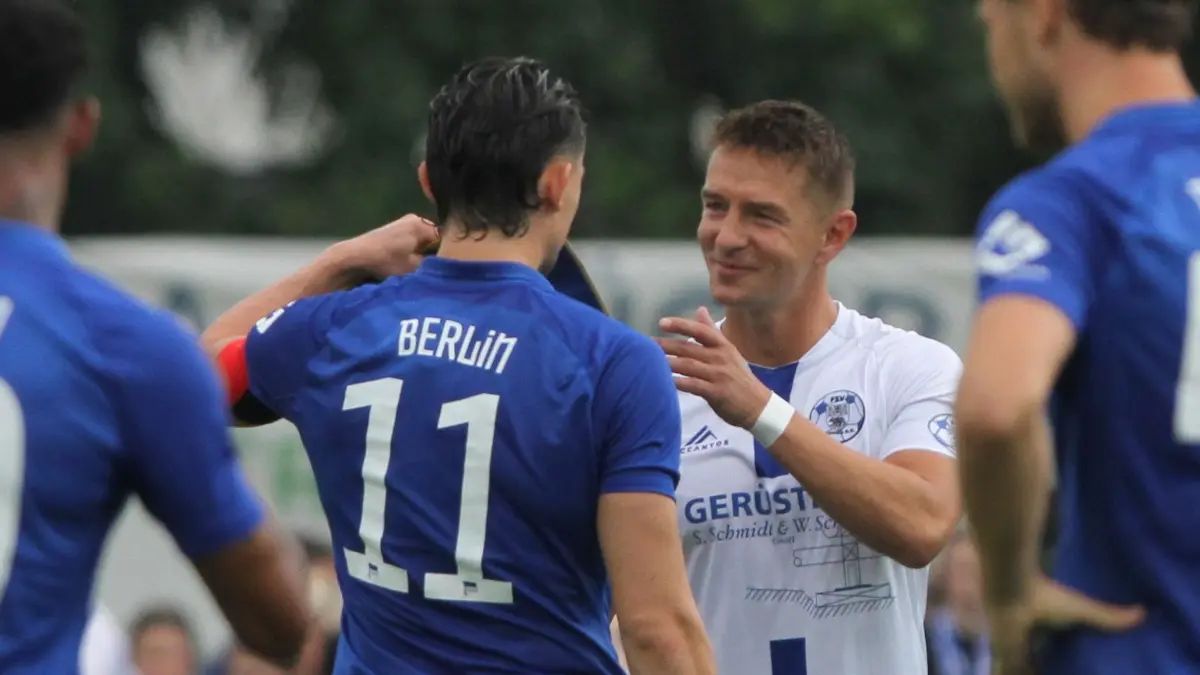 Eine der letzten Amtshandlungen: Vincent Lipp (in Weiß) bei der Seitenwahl mit Fabian Reese, Kapitän bei Hertha BSC. Der Spielführer aus Bernau bleibt in der Landesliga.