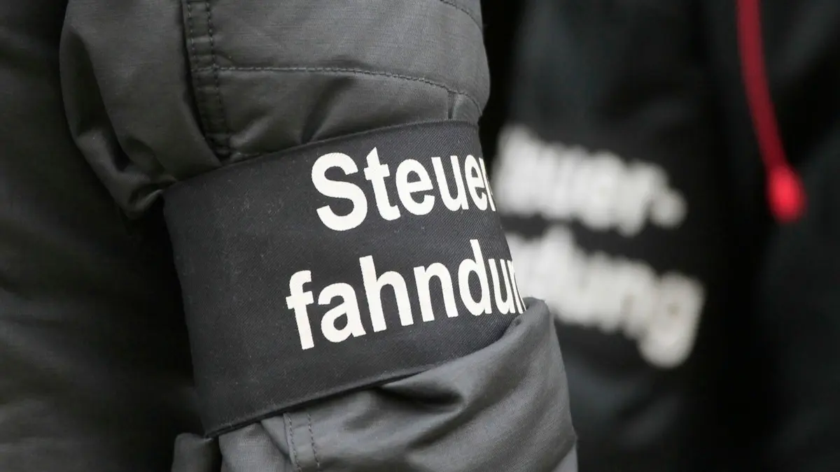 Steuerfahnder in Hamburg: ARCHIV - 12.01.2017, Sachsen, Leipzig: Steuerfahnder nehmen an einer Razzia in einer Hamburger Spielhalle teil. (zu dpa: «Großrazzien bei Sicherheitsdiensten - Verdacht: Steuerbetrug») Foto: Sebastian Willnow/dpa-Zentralbild/dpa +++ dpa-Bildfunk +++