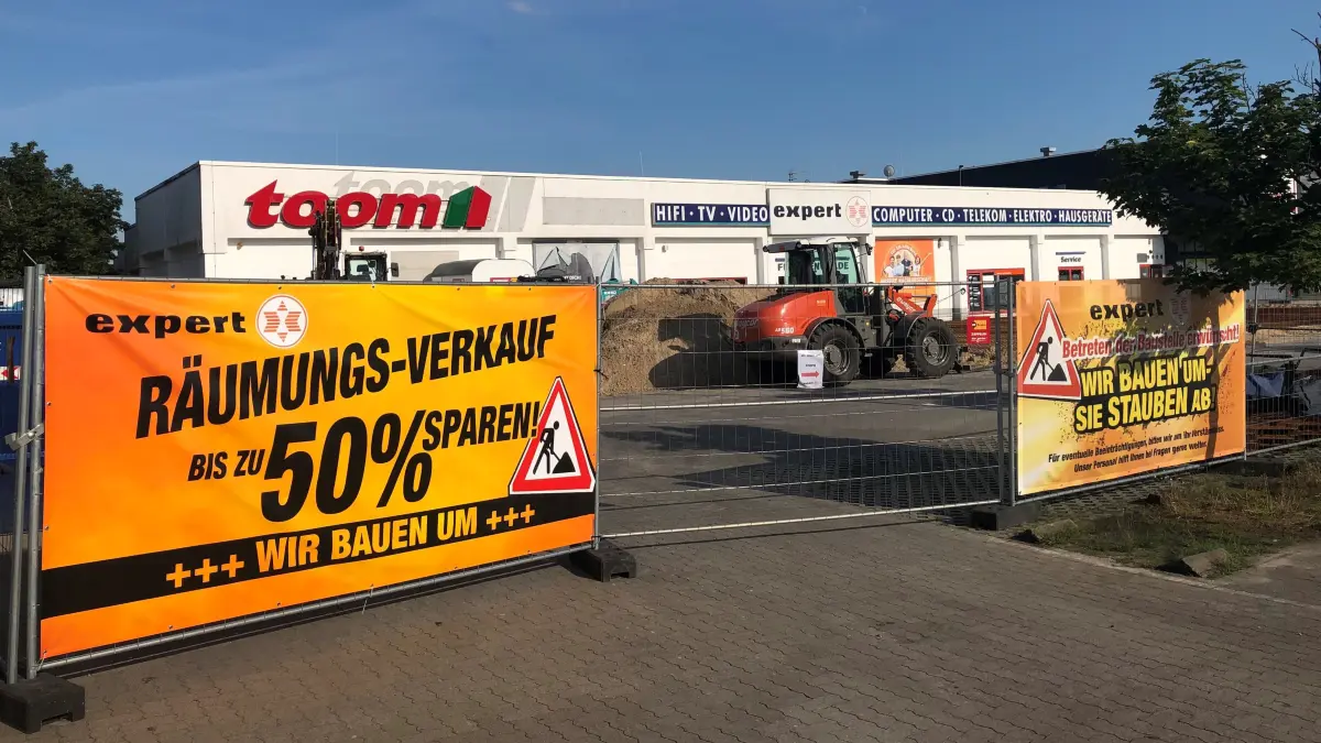 Abgesperrte Parkplätze und stattdessen aufgestellte Bauzäune mit Bannern: Am Einkaufszentrum in Fürstenwalde-Süd an der Alten Langewahler Chaussee wird gebaut. Wer dort investiert und warum.