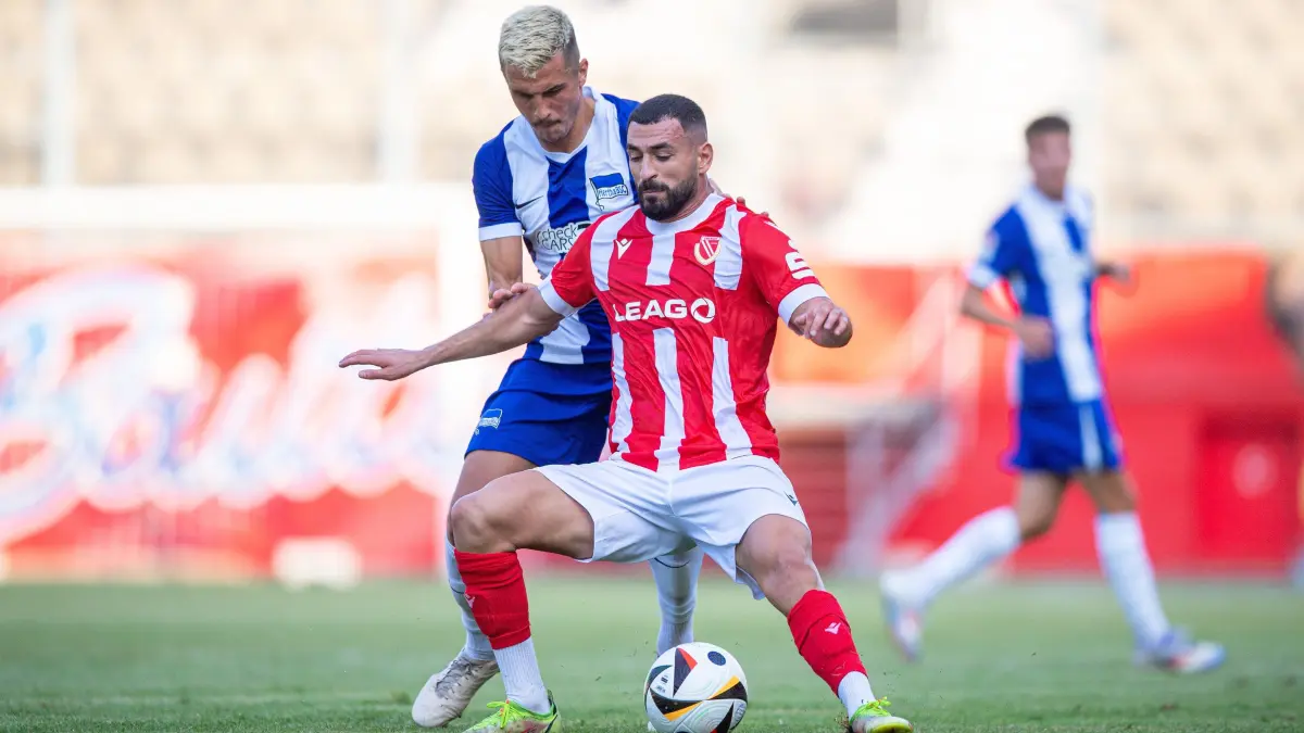 Testspiel Energie Cottbus - Hertha BSC 2024/25: Fussball, Herren, Saison 2024/25, Testspiel, FC Energie Cottbus - Hertha BSC, v.l. Marc Oliver Kempf (Hertha BSC), Tolcay Cigerci (Energie Cottbus), 16.07. 2024, Foto: Sebastian Räppold / Matthias Koch