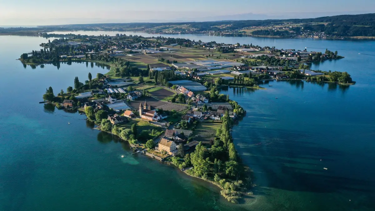 Insel Reichenau: ARCHIV - Eines der Highlights am Bodensee: Die Klosterinsel Reichenau gehört seit dem Jahr 2000 zum Weltkulturerbe der Unesco. (zu dpa: «Göttliche Gärten: Wie die Reichenau die Bodenseeregion prägt») Foto: Felix Kästle/dpa/dpa-tmn - Honorarfrei nur für Bezieher des dpa-Themendienstes +++ dpa-Themendienst +++
