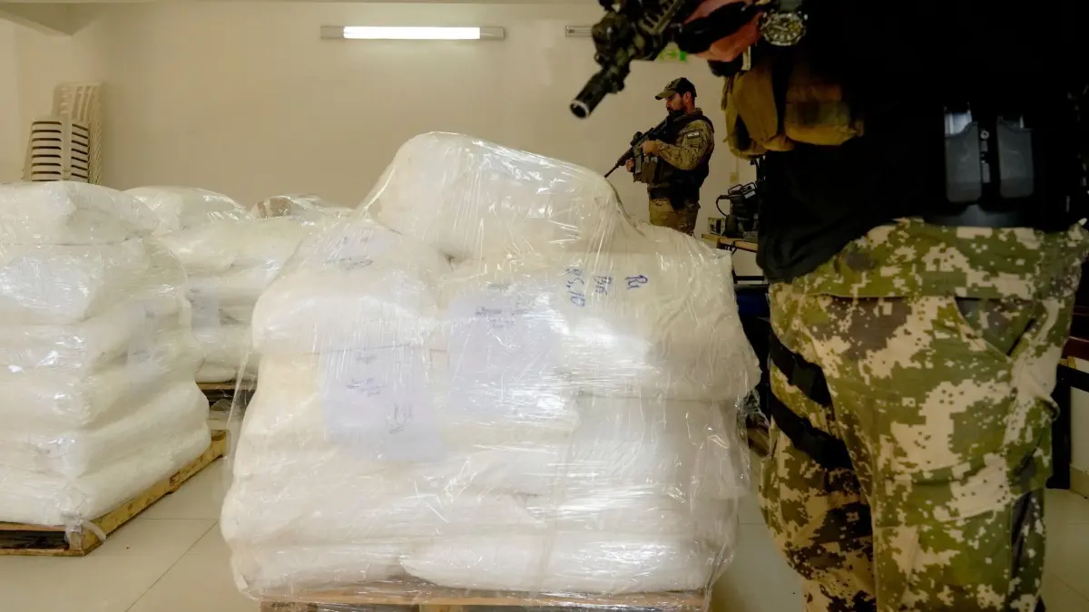 Kokain in Paraguay beschlagnahmt: 16.07.2024, Paraguay, Asuncion: Agenten der paraguayischen Drogenbekämpfungsbehörde Senad bewachen Säcke mit Kokain im Senad-Hauptquartier, nachdem die Drogen am Hafen von Caacupemi beschlagnahmt wurden. Die Droge war in einer für Belgien bestimmten Ladung Zucker festgestellt worden. Foto: Jorge Saenz/AP +++ dpa-Bildfunk +++