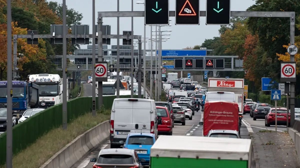 A111 nach Steinwürfen gesperrt: ARCHIV - 23.10.2020, Berlin: Zahlreiche Fahrzeuge fahren auf der Berliner Stadtautobahn A111. (zu dpa: «A111 nach Steinwürfen in Tegel gesperrt») Foto: Bernd von Jutrczenka/dpa +++ dpa-Bildfunk +++