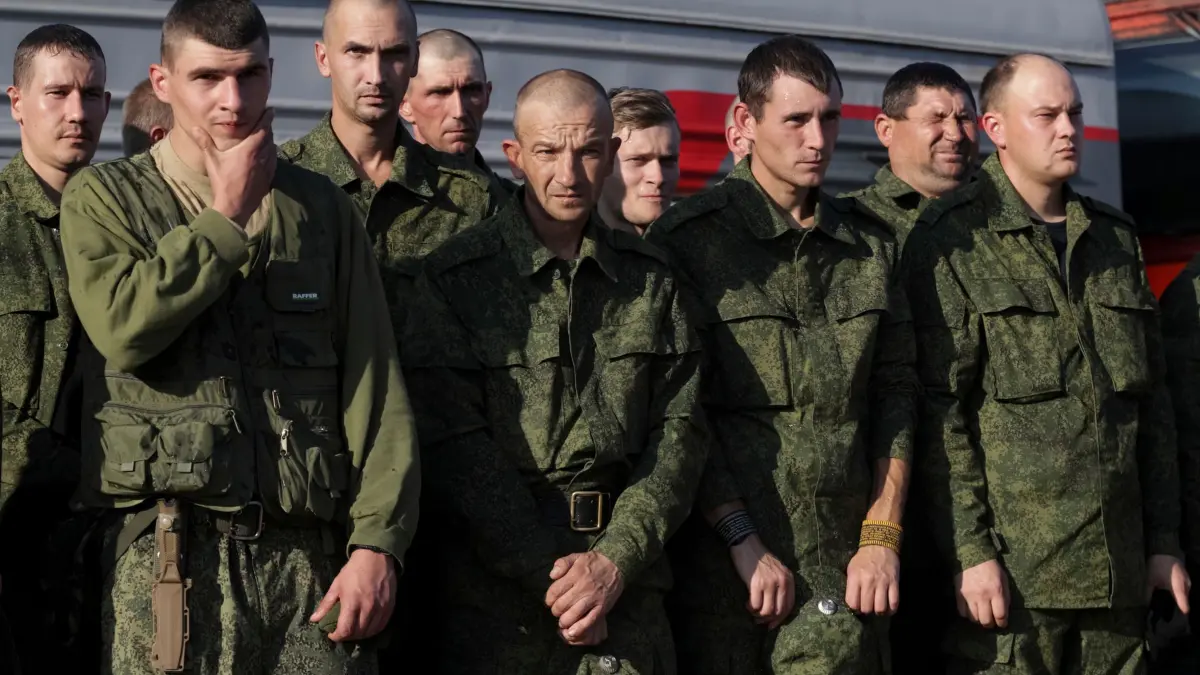 Ukraine-Krieg - Prudboi: ARCHIV - 29.09.2022, Russland, Prudboi: Russische Rekruten warten auf einem Bahnhof in der russischen Region Wolgograd auf einen Zug. Der russische Präsident Putin hat eine Woche nach dem Start der Teilmobilmachung für seinen Krieg gegen die Ukraine Fehler bei der Einberufung von Reservisten kritisiert. (zu dpa: «London: Moskau will Exodus potenzieller Rekruten verhindern») Foto: -/AP/dpa +++ dpa-Bildfunk +++