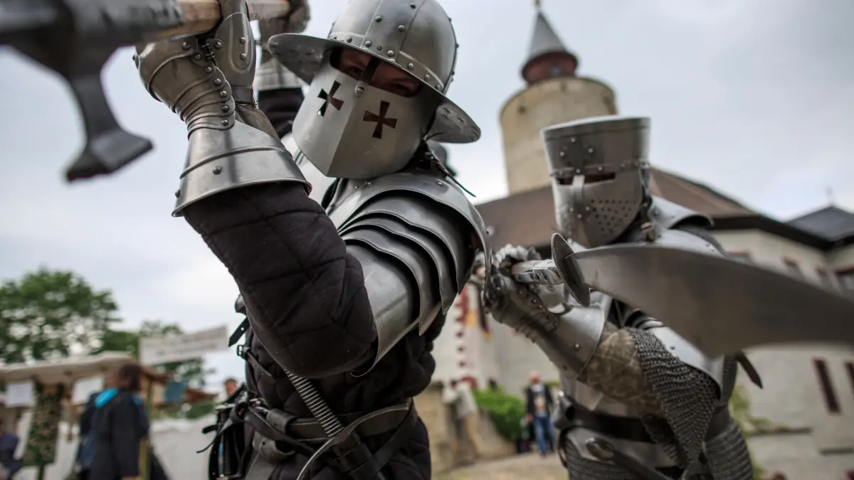 dpatopbilder - 19.05.2018, Thüringen, Posterstein: Teilnehmer des Ritterfestes auf Burg Posterstein tragen mittelalterlich anmutende Ritterrüstungen. Jedes Jahr zu Pfingsten findet das Mittelalterspektakel auf Burg Posterstein mit Händlern, Gauklern und Ritterkämpfen statt. Foto: Carsten Koall/dpa-Zentralbild/dpa ++ +++ dpa-Bildfunk +++