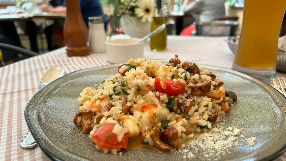 Risotto mit Steinpilzen und Garnelen und Seeblick wird im Il Passetto in Berlin-Spandau angeboten.
