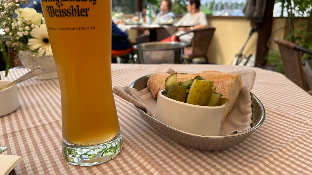 Saure Gurken aus dem Fass, in Stückchen geschnitten - das ist mal eine andere Kleinigkeit vorweg im Ristorante Il Passetto in Berlin.