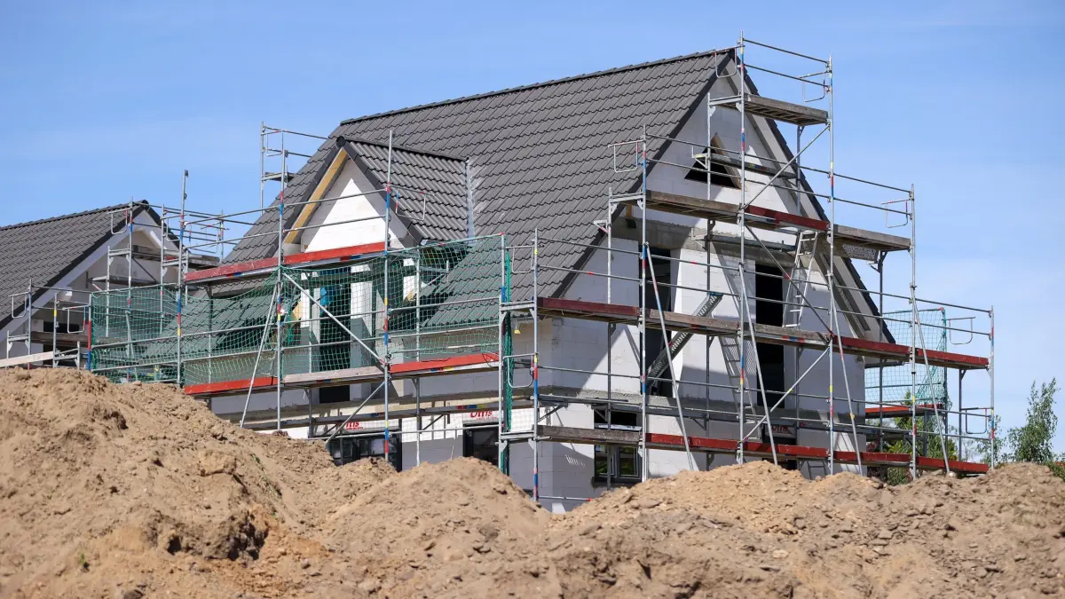 Eigenheime entstehen in Leipzig: ARCHIV - 12.05.2022, Sachsen, Leipzig: Ein Einfamilienhaus entsteht am Leipziger Stadtrand. (zu dpa: «Käufe von Bauland 2023 auf Tiefstand - «fatales Signal»») Foto: Jan Woitas/dpa +++ dpa-Bildfunk +++