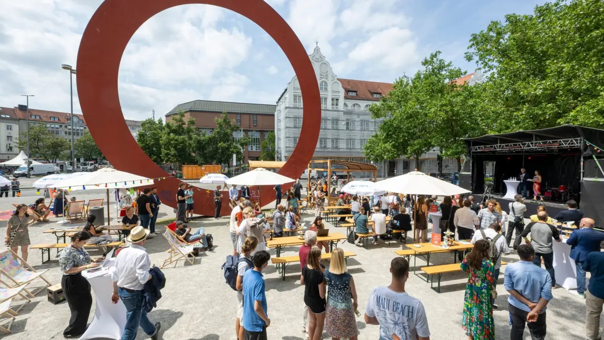 Eröffnung des ersten alkoholfreien Biergartens: 18.07.2024, Bayern, München: Gäste nehmen an der Eröffnung des ersten alkoholfreien Biergartens in München teil. Der Lokalität unweit des Hauptbahnhofs trägt den Namen „Die Null“. Foto: Peter Kneffel/dpa +++ dpa-Bildfunk +++