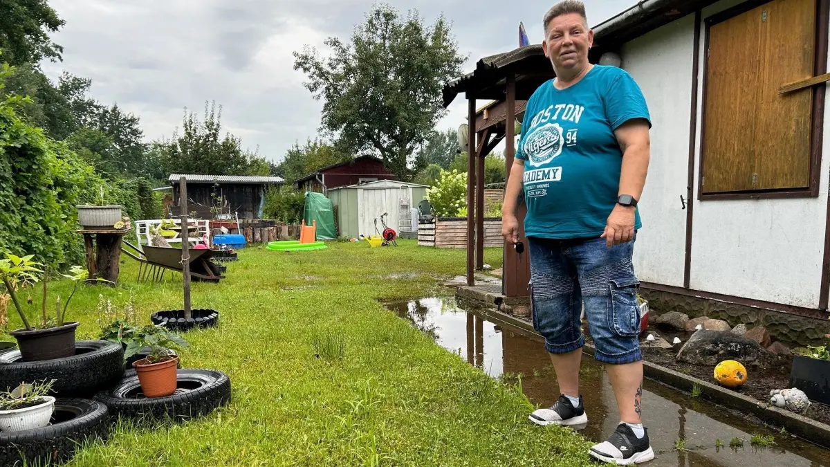 Beate Welder kann ihren Garten nicht nutzen, das Regenwasser fließt nicht ab. Auch viele ihrer Nachbarn sind betroffen.