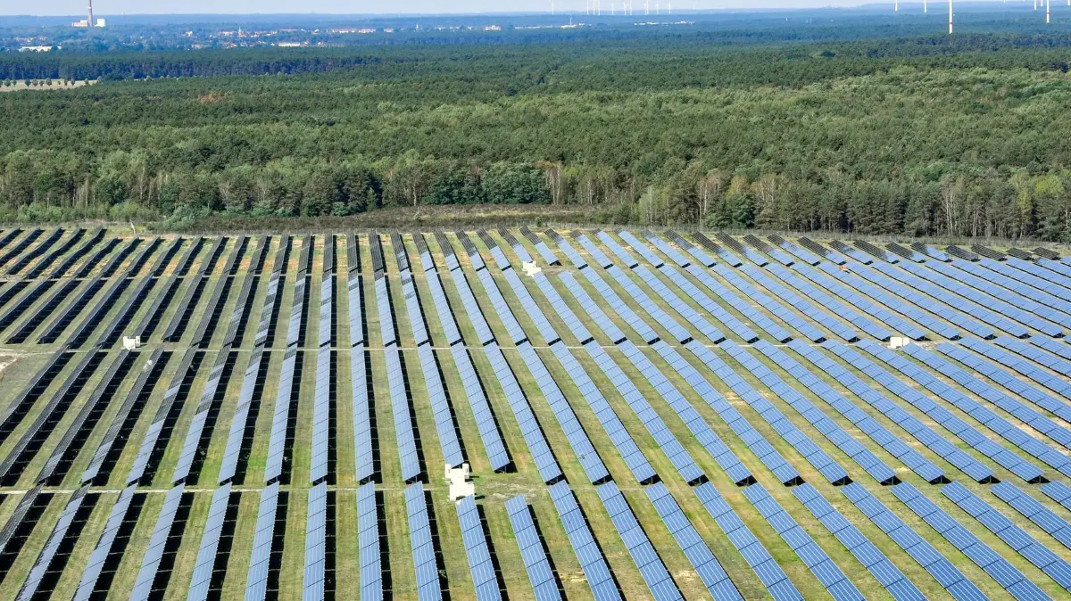 Photovoltaik-Freiflächenanlage: ARCHIV - 23.08.2019, Brandenburg, Welzow: Nach einem ersten Solarfeld am Flugplatz Welzow im Lausitzer Seenland ist eine weitere Anlage in Haidemühl geplant (zu dpa: «Photovoltaik-Anlagen bringen Kommunen ordentlich Geld») Foto: Patrick Pleul/dpa-Zentralbild/dpa +++ dpa-Bildfunk +++