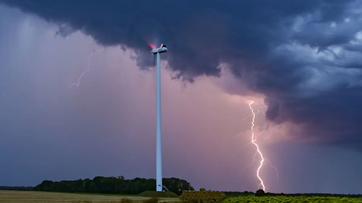 Gewitter nahe eines Windrades: ARCHIV - 15.08.2023, Brandenburg, Petersdorf: Ein Blitz eines Gewitters leuchtet am Abendhimmel hinter einer Windenergieanlage im Osten des Landes Brandenburg. (zu dpa: «Trendwende erreicht? 90 neue Windräder in Bayern beantragt») Foto: Patrick Pleul/dpa +++ dpa-Bildfunk +++