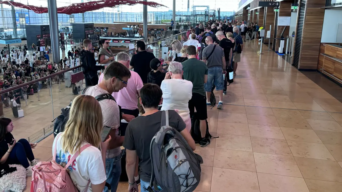 Lange Schlangen am Flughafen BER in Schönefeld.