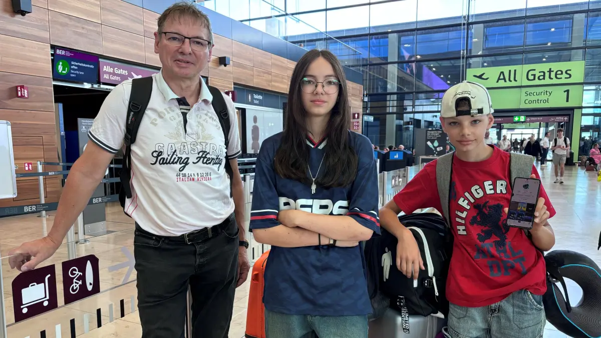 Die insgesamt sechsköpfige Familie aus Meuro bei Senftenberg, wollte eigentlich nach Las Vegas fliegen. Auch sie hängen am Flughafen in Schönefeld fest.