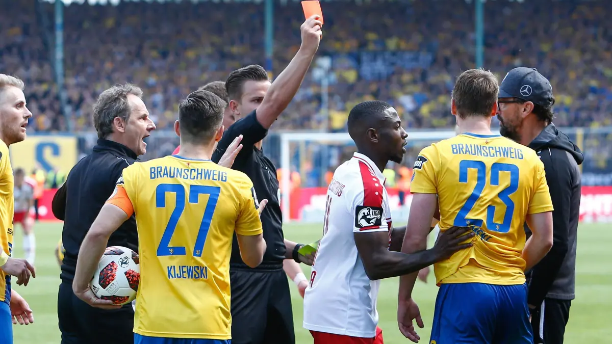 Dramatisches Spiel in Braunschweig: Nach dem 1:1 bei der Eintracht steigt Energie Cottbus am 18. Mai 2019 wegen eines fehlenden Tores aus der 3. Fußball-Liga ab. Fünf Jahre später kehrt der FCE nun zurück