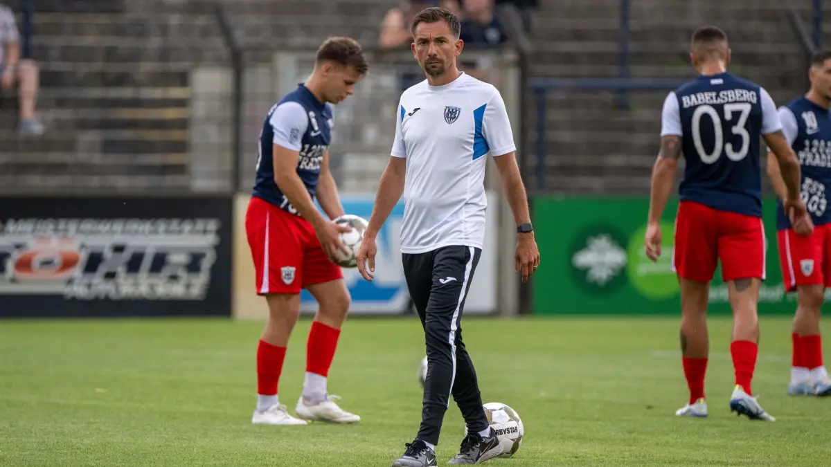 Testspiel Babelsberg 03 - Hertha BSC 2024/25: Fussball, Herren, Saison 2024/2025, Testspiel, SV Babelsberg 03 - Hertha BSC, Trainer Andre Meyer (SV Babelsberg 03), 10.07. 2024, Foto: Matthias Koch