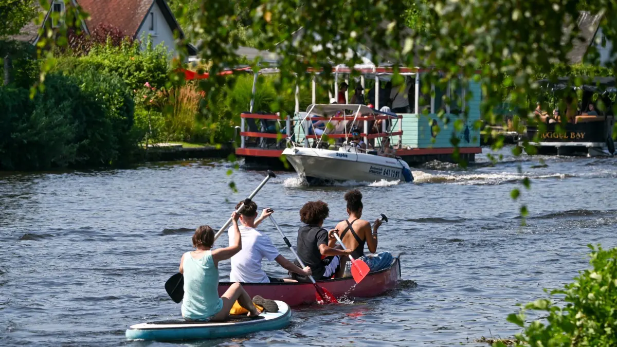 Wetter in Berlin: 21.07.2024, Berlin: Viele verschiedene Boote sind bei hohen Temperaturen von über 30 Grad auf der Müggelspree unterwegs. Foto: Jens Kalaene/dpa +++ dpa-Bildfunk +++