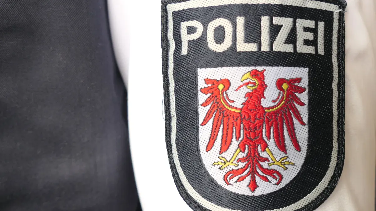 Hoheitszeichen Polizei Brandenburg Polizeidirektion Neuruppin Uniform Polizeiuniform