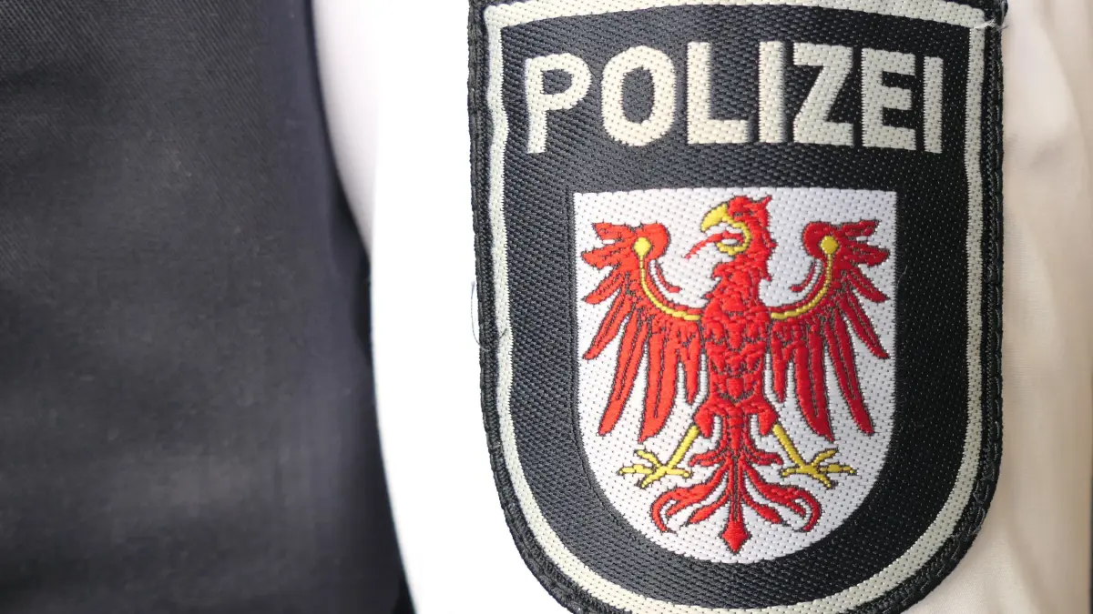 Hoheitszeichen Polizei Brandenburg Polizeidirektion Neuruppin Uniform Polizeiuniform