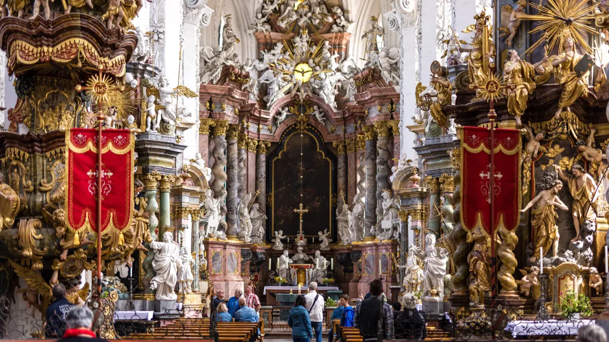 Menschen besuchen am Himmelfahrtstag die Katholische Stiftskirche St. Marien im Kloster Neuzelle. Christi Himmelfahrt ist ein kirchlicher Feiertag, der am 40. Tag nach Ostern begangen wird. Nach biblischer Überlieferung kehrte der auferstandene Jesus zu seinem Vater in den Himmel zurück. Außerhalb der Kirchen erhielt Himmelfahrt den Beinamen «Vatertag». Er wird traditionell mit Herrenpartien und Trinkgelagen gefeiert - in den letzten Jahren wird er auch im Familien- und Familienfreundeskreis begangen. +++ dpa-Bildfunk +++