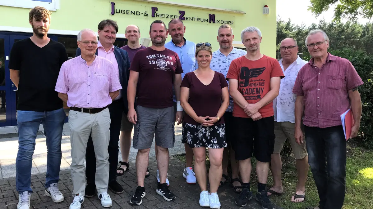 Mixdorf. Konstituierende Sitzung neue Gemeindevertretung. Von links: Bauamtsleiter Patrick Grunow, Uwe Zieger, Amstdirektor Mario Quast, Marcel Jödicke, Bürgermeister Andreas Apel, Heino Drünkler, Doreen Rose, Ansgar Wollschlaeger, Karsten Rosinski, André Gerlach, Dieter-Lothar Mutke. Es fehlen: Jane Schwark-Discher und Frank Ulm. 19.07.2024 Foto: Frank Groneberg
