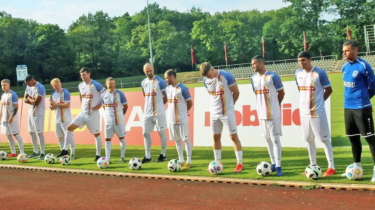 Das Team des MSV Neuruppin: So will der Tabellendritte der Brandenburgliga in die Saison 2024/25 gehen. Ein paar Spieler fehlten dem neuen Trainergespann noch zum Trainingsauftakt.
