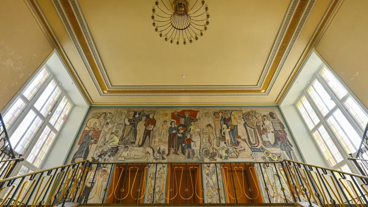 Im Treppenhaus vom Rathaus der Stadt ist ein großes Mosaik-Kunstwerk von Walter Womacka (1925 - 2010) zu sehen. Eisenhüttenstadt ist seit Jahren ein Mekka für Besucher, die sich für Architektur interessieren. Gelten die drei ersten Wohnkomplexen aus den 1950-er und 1960-er Jahren doch als eines der größten Flächendenkmale Deutschlands. Auch als Filmkulisse werden sie immer wieder genutzt, Stadtführungen zu Drehorten werden nachgefragt. (zu dpa-KORR Eisenhüttenstadt als Filmkulisse – Drehorte interessieren Besucher) +++ dpa-Bildfunk +++