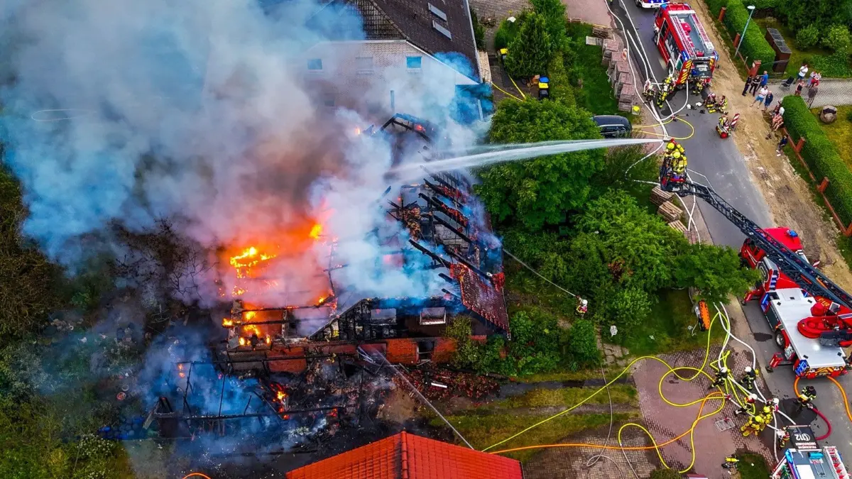 Brand in Oberkrämer, im Ortsteil Bärenklau am 21. Juli 2024, Wohnhaus brennt ab, Fotos: P. Neumann