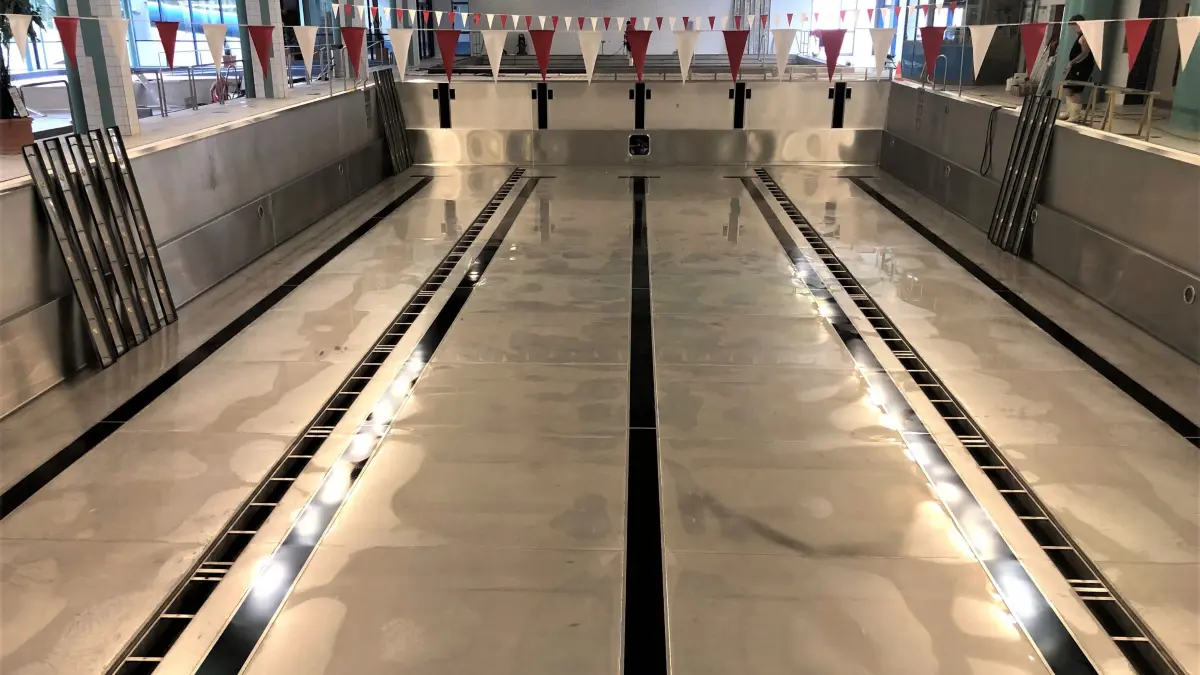 Schwimmbecken auf dem Trockenen: Im Eberswalder Freizeitbad Baff sind die jährlichen Wartungs- und Reparaturarbeiten angelaufen. Zuvor mussten alles in allem 1036 Kubikmeter Wasser abgelassen werden.